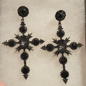 Beautiful dangling black cross earrings 🖤